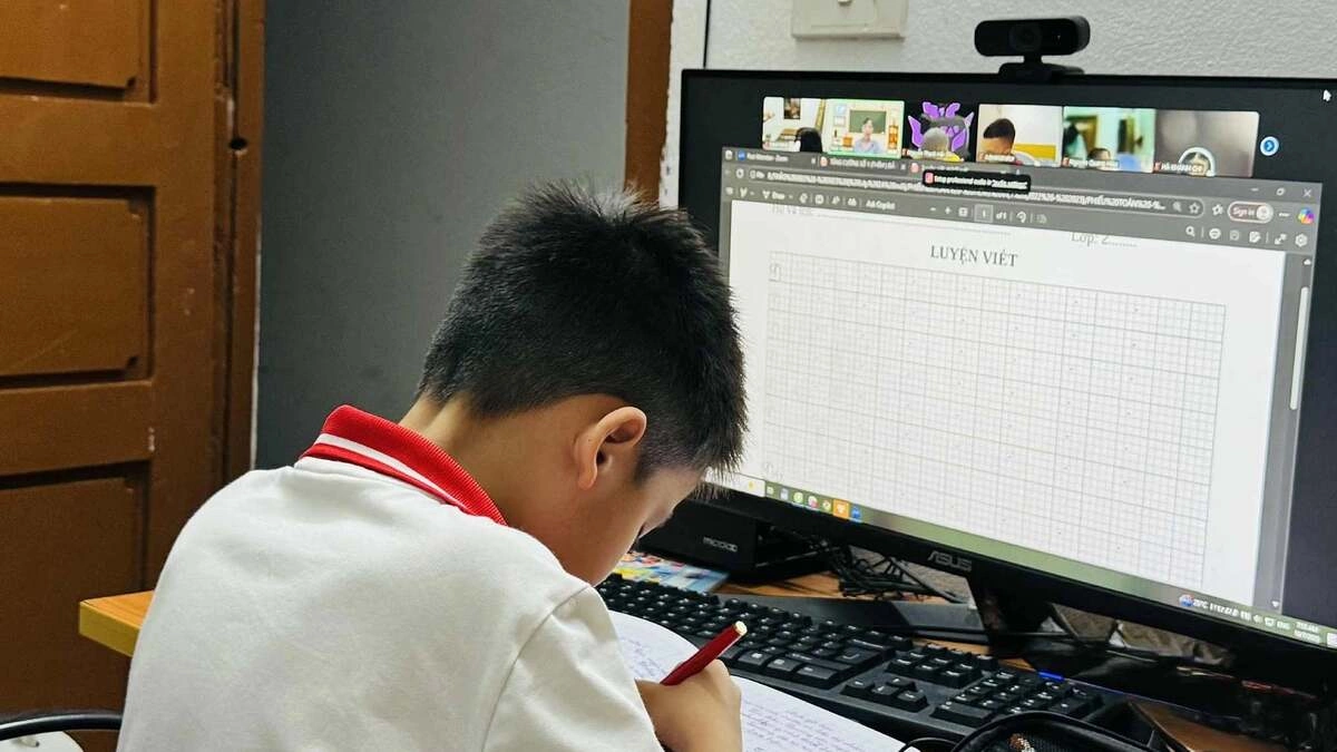 Nhiều trường ở Hà Nội lùi giờ, chuyển học online vì mưa lớn