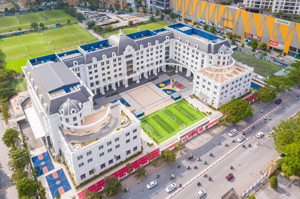 Khuôn viên trường ở khu đô thị Đông Nam Trần Duy Hưng (Hà Nội).