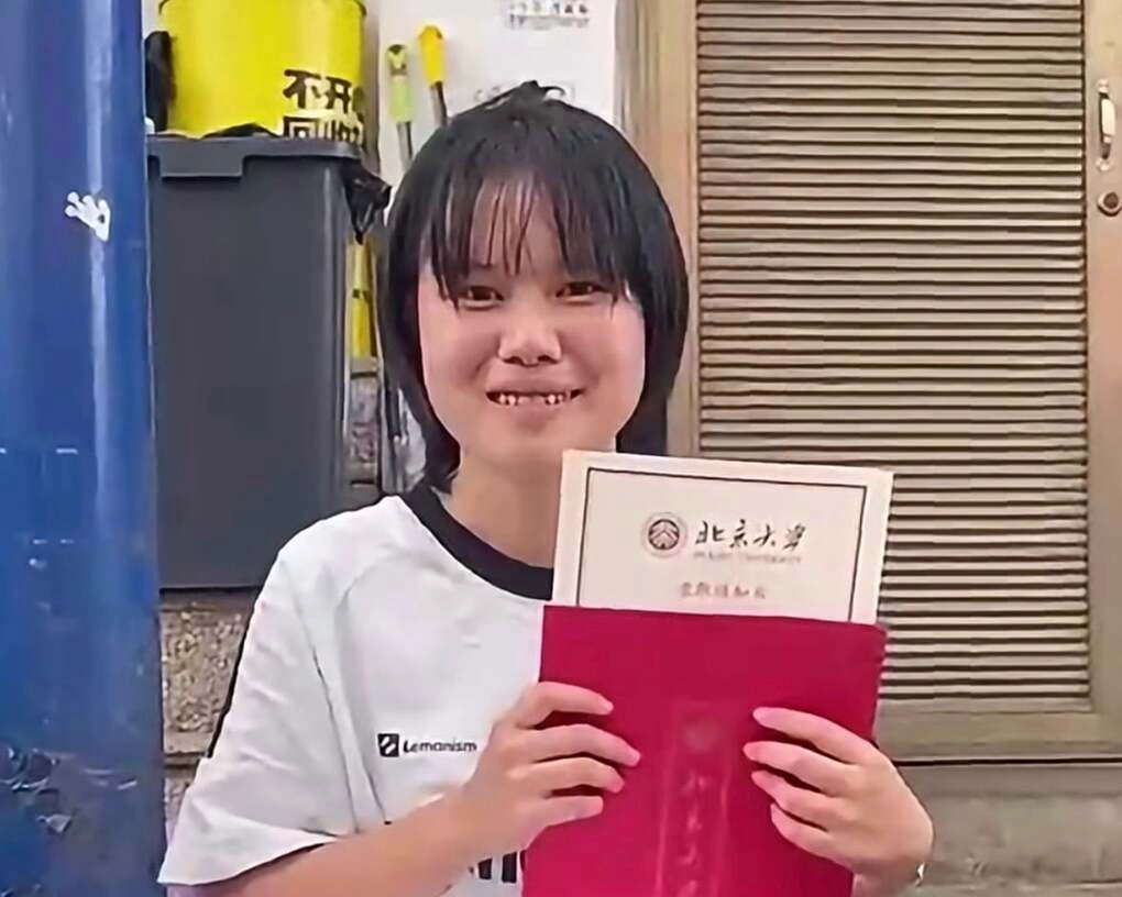 Lạc Kỳ nhận thư trúng tuyển Đại học Bắc Kinh.