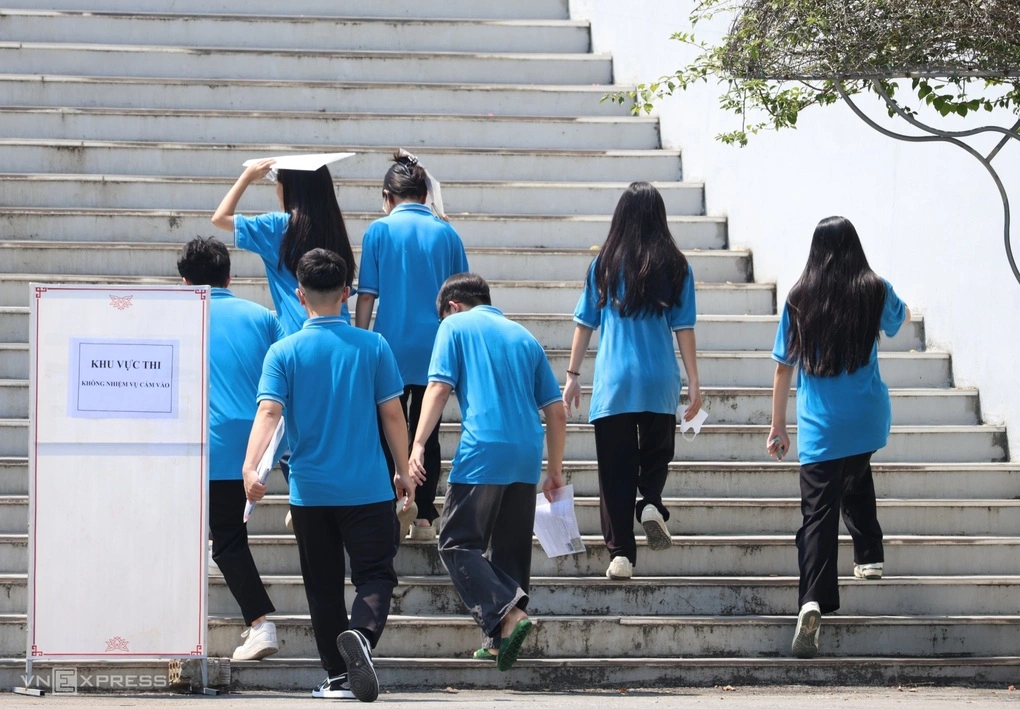 Học sinh trường THPT chuyên Tuyên Quang làm thủ tục thi lại tốt nghiệp THPT 2026, chiều ngày 13/8.