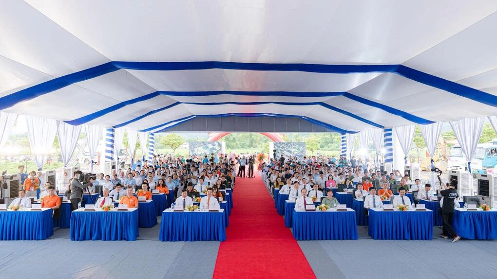 Đại biểu, khách mời tham gia lễ khởi công.