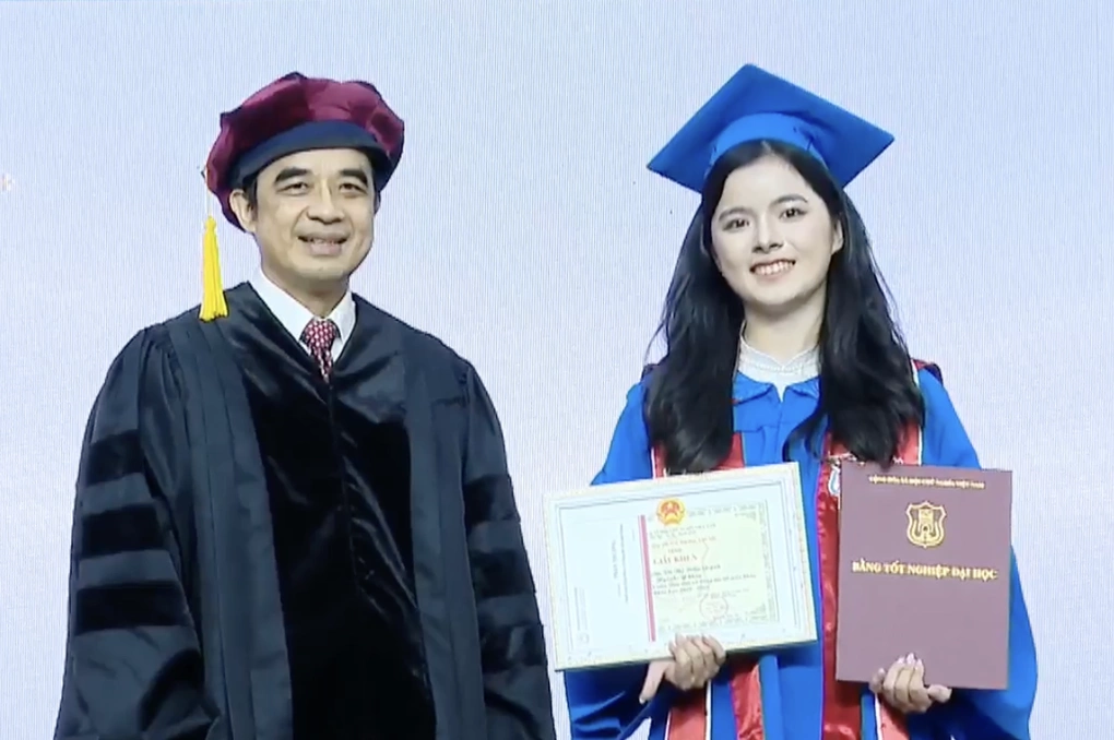 GS Nguyễn Hữu Tú trao bằng tốt nghiệp cho sinh viên Đại học Y Hà Nội chiều 27/8.