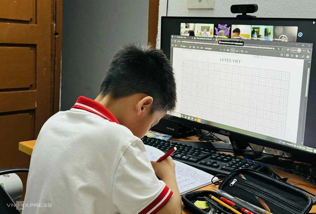 Một học sinh ở Hà Nội học online sáng 7/10/2025.