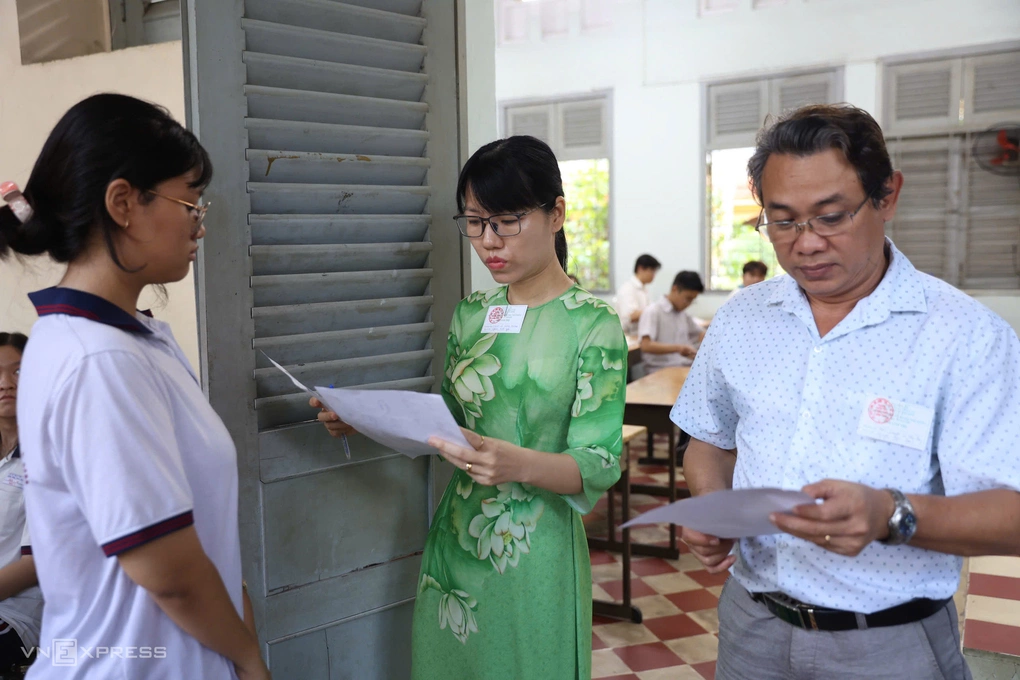 Giám thị làm nhiệm vụ trong kỳ thi tốt nghiệp THPT 2026 tại trường THPT chuyên Lê Hồng Phong, sáng 11/6.