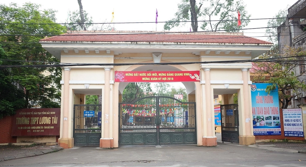 Cổng trường THPT Lương Tài, Bắc Ninh.