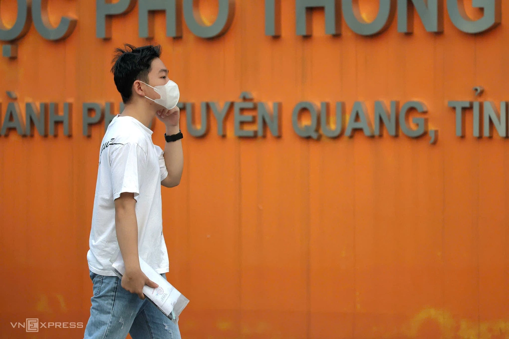 Thí sinh dự thi tại điểm THPT chuyên Tuyên Quang, sáng 14/8.