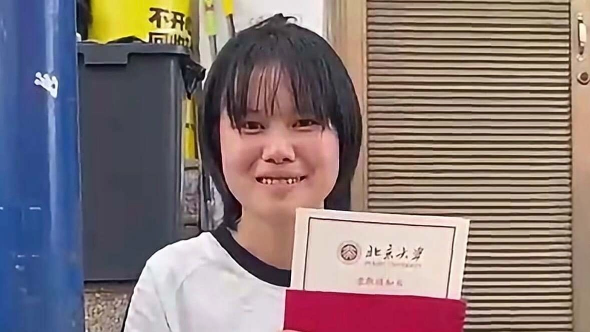 Nhận tin đỗ Đại học Bắc Kinh khi đang bày hàng ở chợ