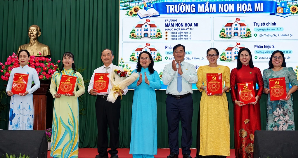 Đại diện phường Nhiêu Lộc trao quyết định bổ nhiệm hiệu trưởng các trường sau sắp xếp, sáng 26/8.