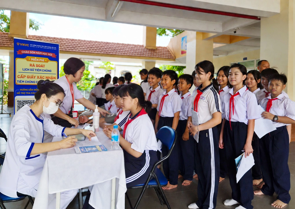 Nhân viên VNVC phối hợp y tế địa phương và nhà trường khám sức khỏe, hướng dẫn học sinh cách thức rà soát lịch sử tiêm chủng tại Trường THCS Phú Lợi, TP HCM.