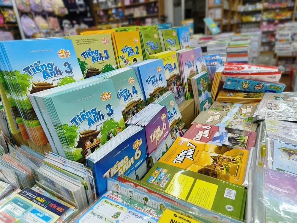 Sách giáo khoa trên kệ một nhà sách ở TP HCM, chiều 18/8.