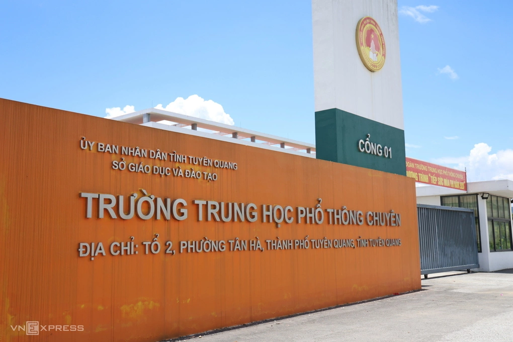 Cổng trường THPT chuyên Tuyên Quang, tháng 7/2026.