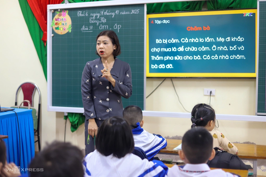 Giáo viên, học sinh trường Tiểu học Hưng Lợi, xã Lam Thành, tỉnh Nghệ An, trong một giờ học.