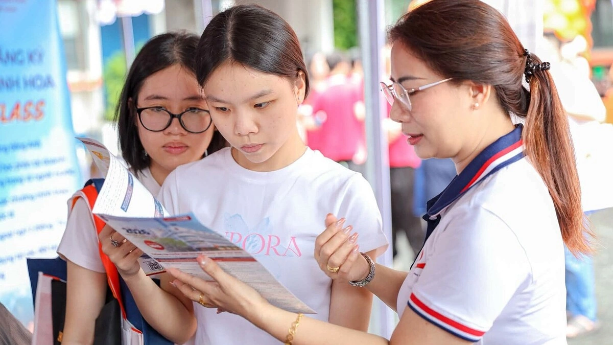 Sinh viên bất bình vì khoản 'phạt' 10-20 triệu nếu tốt nghiệp muộn