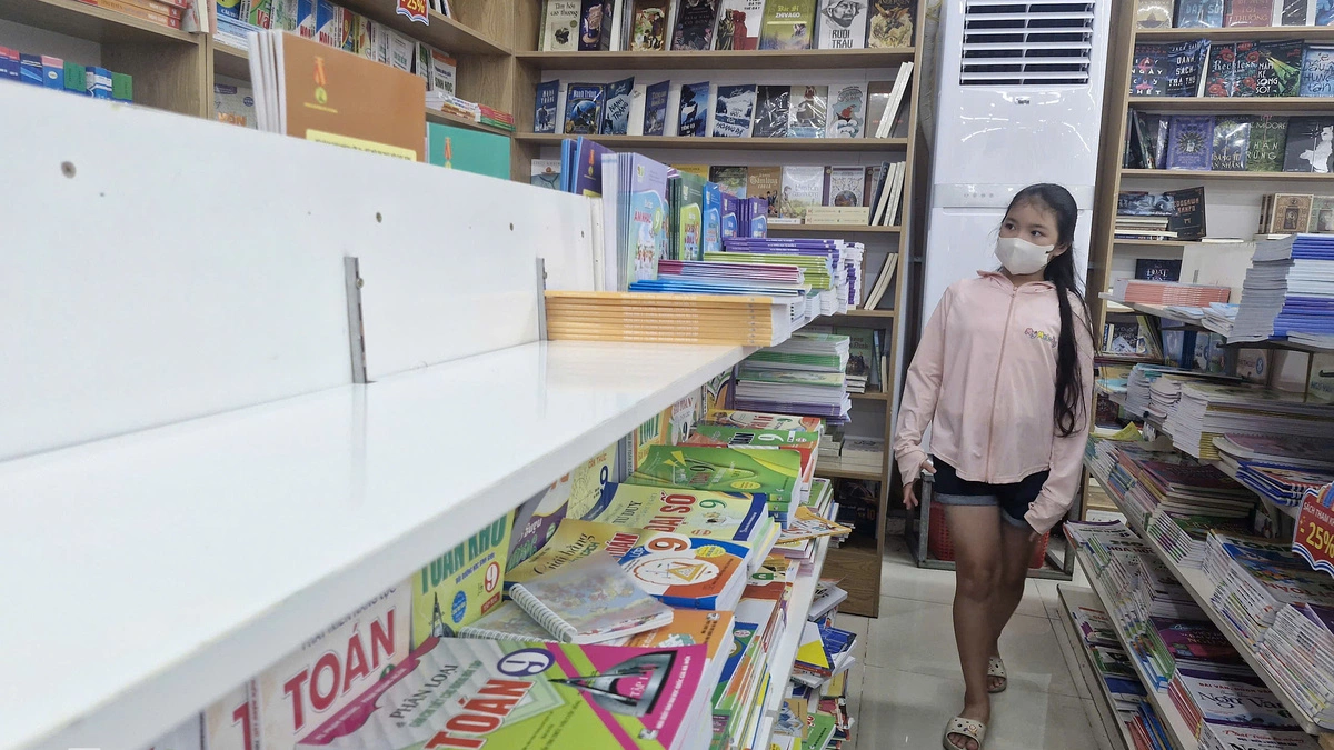 Phụ huynh mướt mồ hôi 'săn' từng cuốn sách giáo khoa