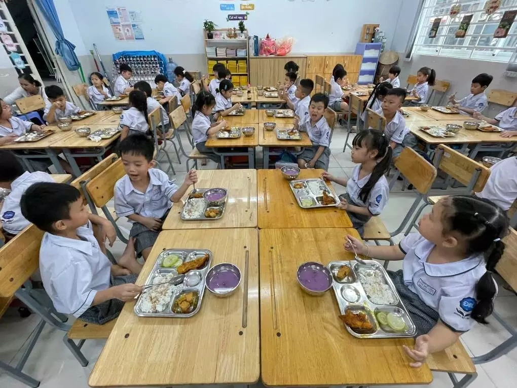 Một bữa ăn bán trú ở trường Tiểu học Đinh Bộ Lĩnh, phường Tân Mỹ, TP HCM.