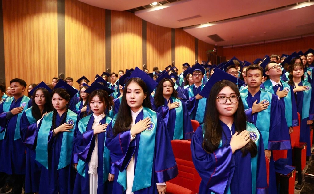 Sinh viên trường Đại học Luật TP HCM tuyên thức, sáng 8/8.