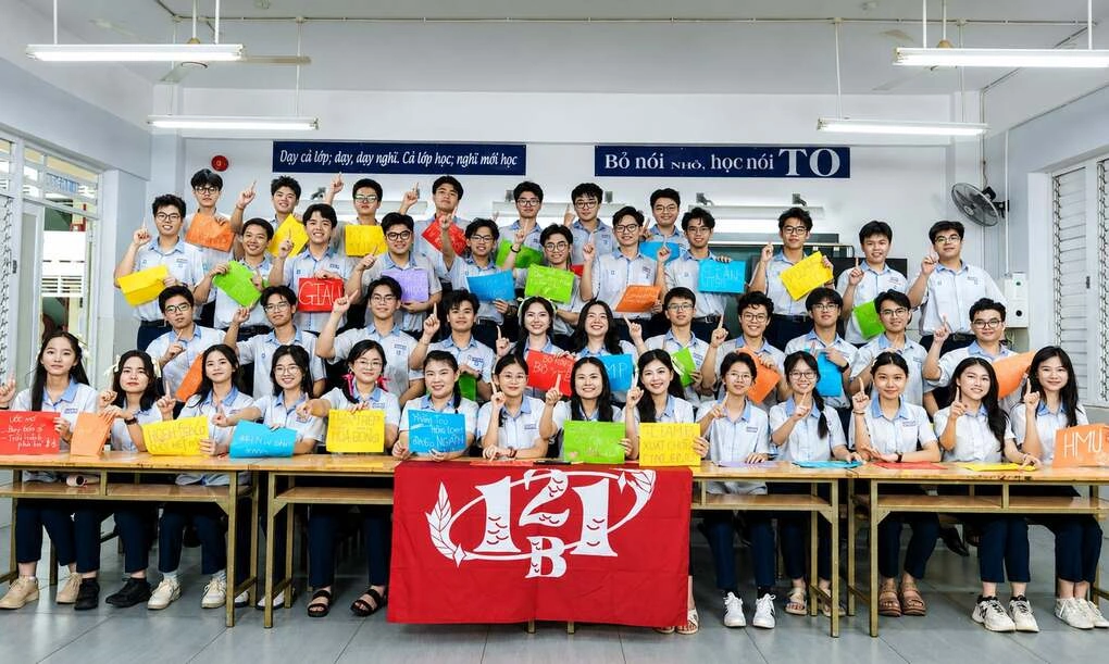 Tập thể lớp 12B1, trường TH-THCS-THPT Lê Thánh Tông.