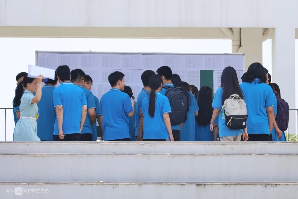 Học sinh trường THPT chuyên Tuyên Quang làm thủ tục thi lại tốt nghiệp THPT 2026, chiều 13/8.