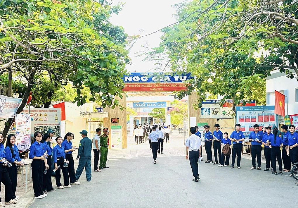 Khu vực cổng trường tại điểm thi THPT Ngô Gia Tự.