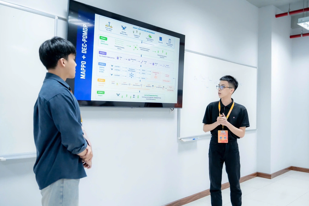Hoàng Minh và Đức Mạnh trình bày kết quả nghiên cứu tại vòng chung kết cuộc thi ResFes 2026.