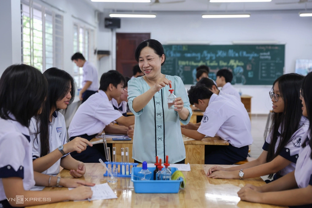 Giáo viên trong một tiết học ở trường THPT chuyên Trần Đại Nghĩa, TP HCM, tháng 5/2026.