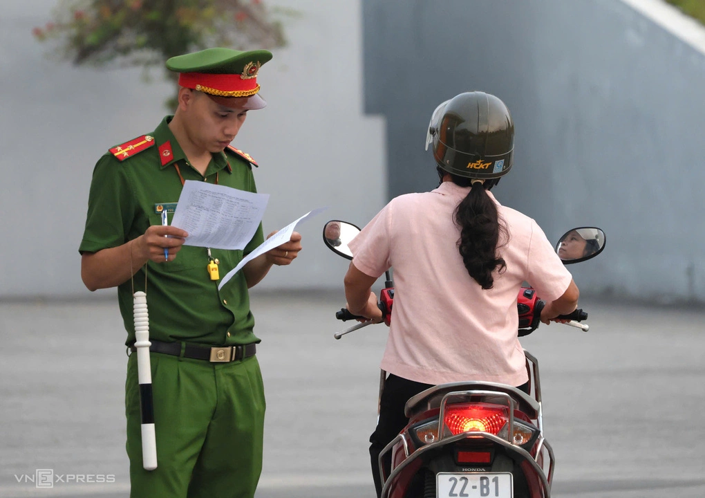 Tất cả người ra vào điểm thi được lực lượng công an kiểm soát, đối chiếu thông tin, sáng 14/8.