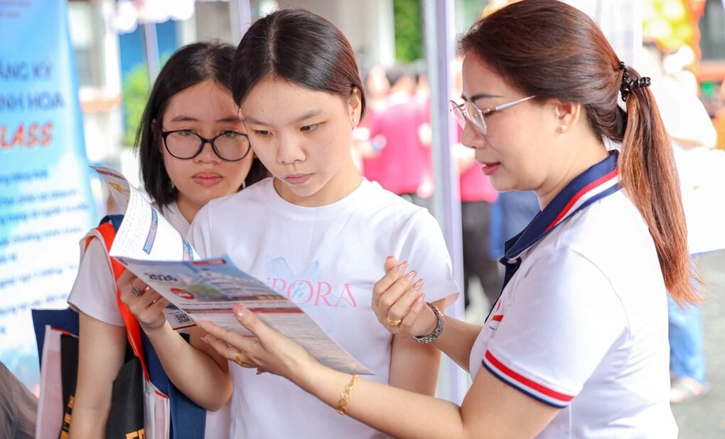 Học sinh tìm hiểu thông tin tuyển sinh trường Đại học Ngân hàng TP HCM, ngày 4/7.