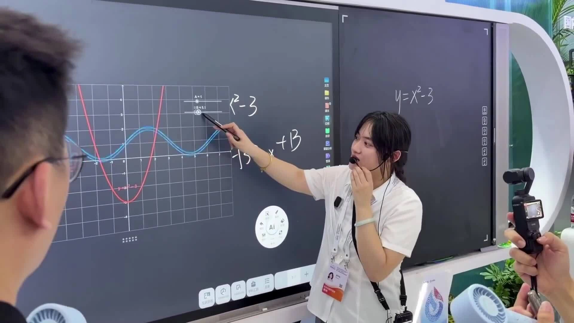 Bảng đen thông minh AI tại WAIC 2026. Video: Gulf Times