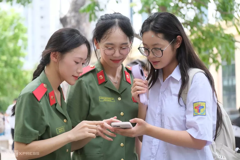 Học viên Học viện An ninh nhân dân hướng dẫn thí sinh trong ngày thi đánh giá của Bộ Công an hồi tháng 6.