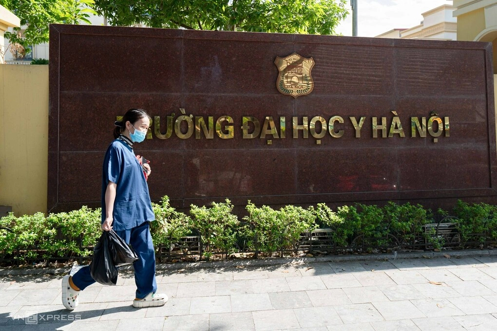 Cổng trường Đại học Y Hà Nội.