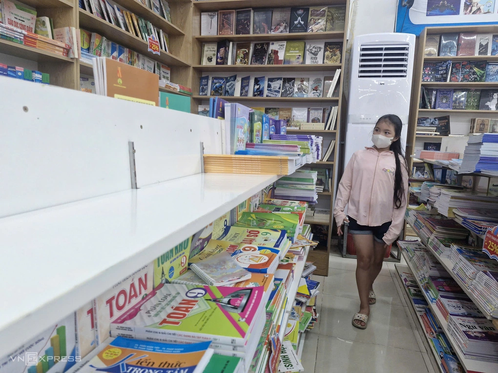 Kệ sách ở một nhà sách tại TP HCM, chiều 14/8.