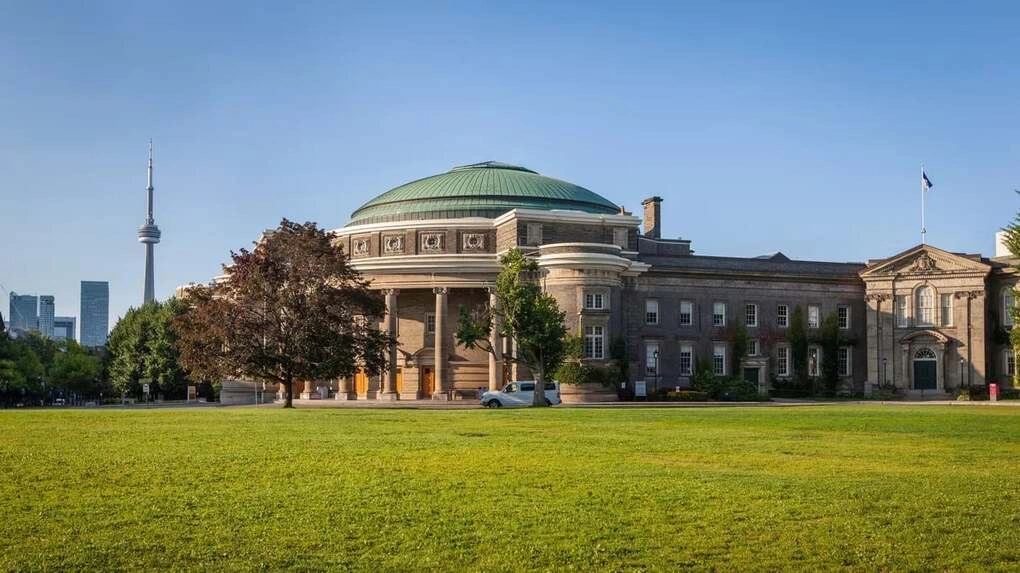 Một tòa nhà bên trong Đại học Toronto.