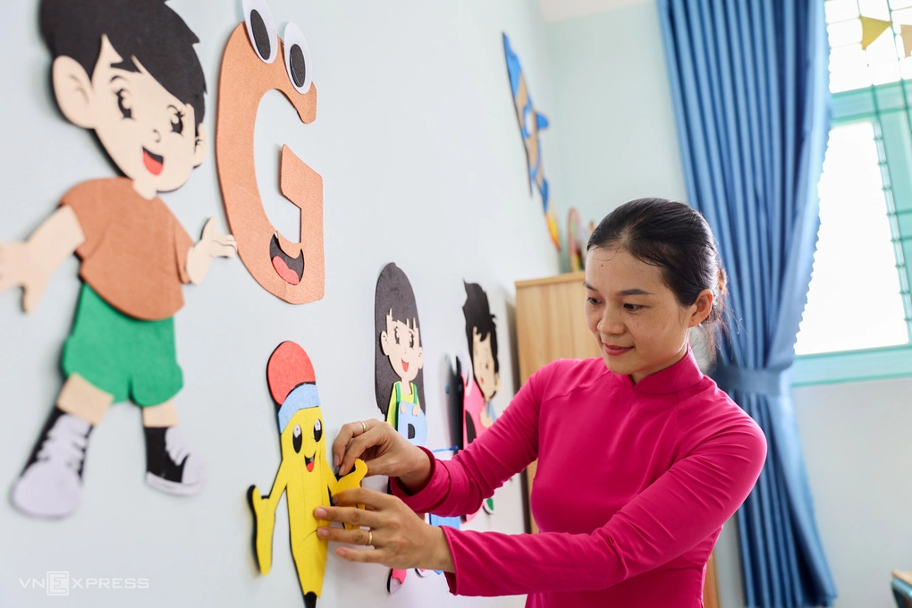 Giáo viên trường tiểu học Trần Đại Nghĩa, phường Bình Hưng Hòa, TP HCM, trang trí lớp học để đón học sinh, ngày 18/8.