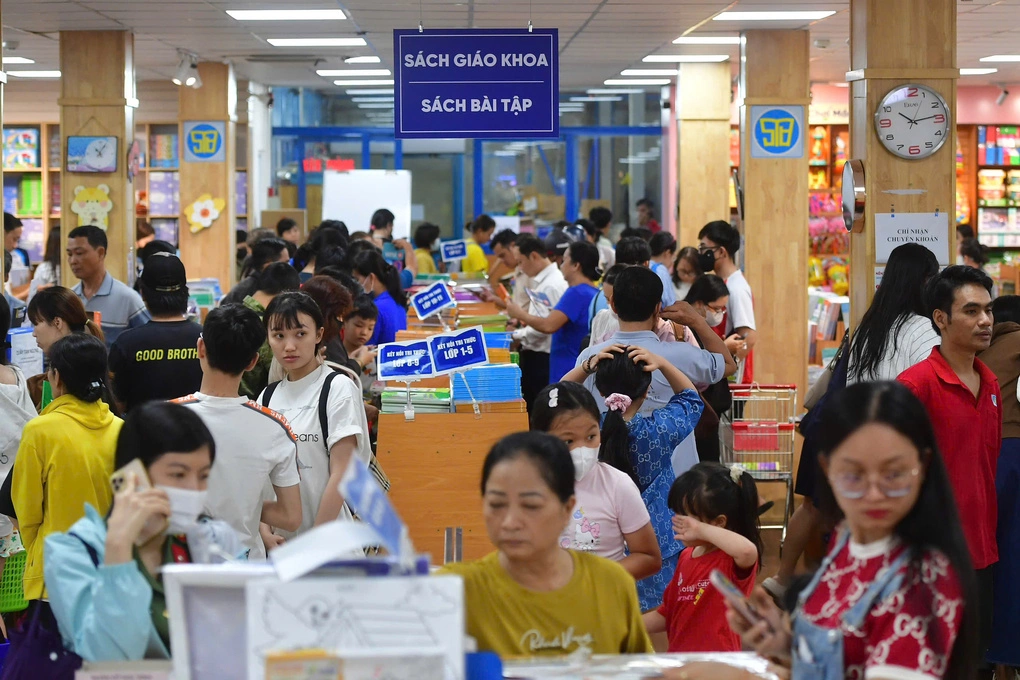 Phụ huynh, học sinh chen chân mua sách giáo khoa tại Nhà sách và Thiết bị Trường học Nguyễn Tri Phương, TP HCM, chiều 19/8.