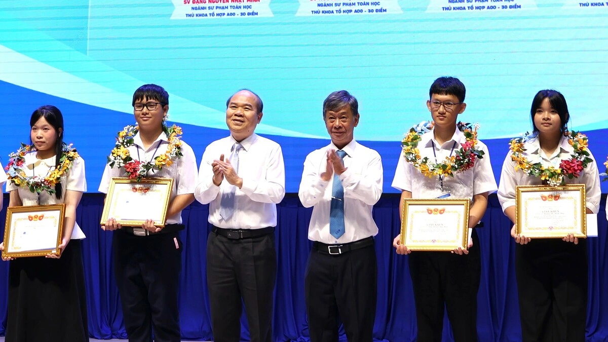 17 thủ khoa đạt 30/30 điểm vào ngành Sư phạm Toán