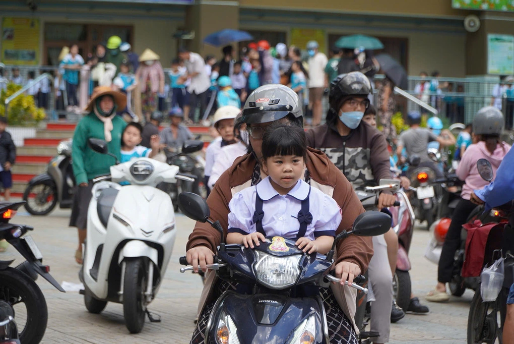 Phụ huynh đón con về giữa trưa 8/9 vì trường Tiểu học Nguyễn Văn Trỗi, TP HCM chưa tổ chức bán trú.