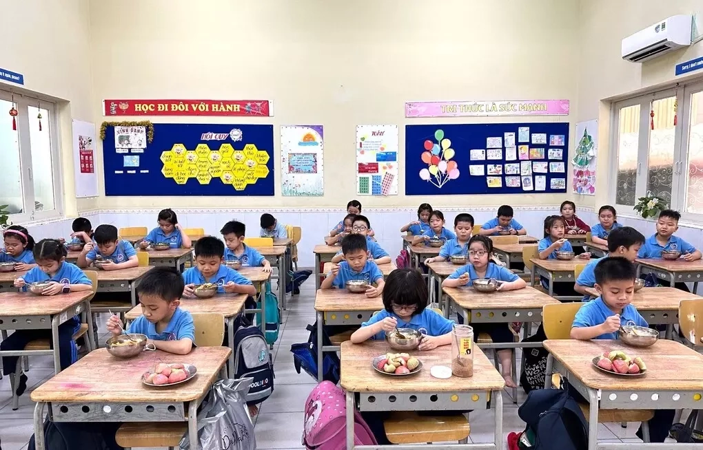 Học sinh trường Tiểu học Đinh Tiên Hoàng, phường Tân Định, trong giờ ăn trưa, tháng 10/2023.