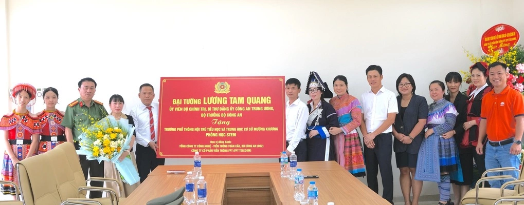 Lãnh đạo Công an tỉnh Lào Cai cùng đại diện FPT Telecom trao tặng phòng STEM tại trường Phổ thông nội trú tiểu học và trung học cơ sở Mường Khương.