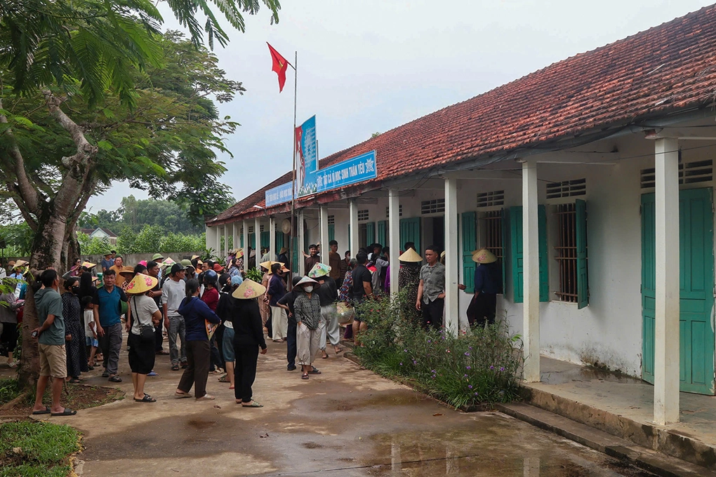 Phụ huynh tập trung tại điểm trường Tiến Sơn, sáng 11/9.