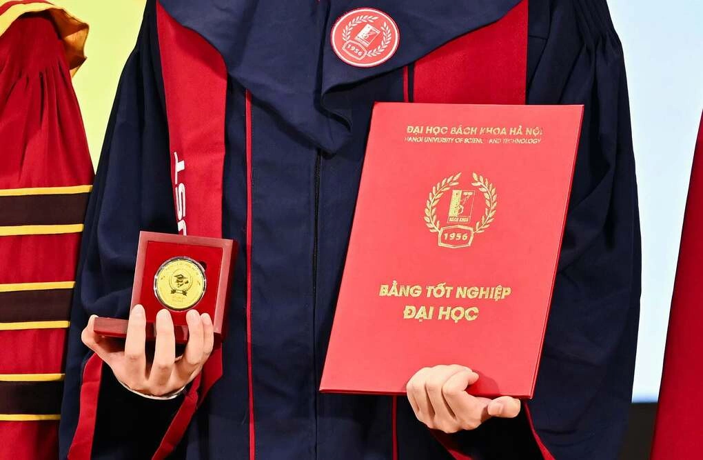 Sinh viên tốt nghiệp xuất sắc Đại học Bách khoa Hà Nội được nhận bằng và kỷ niệm chương hồi tháng 5.