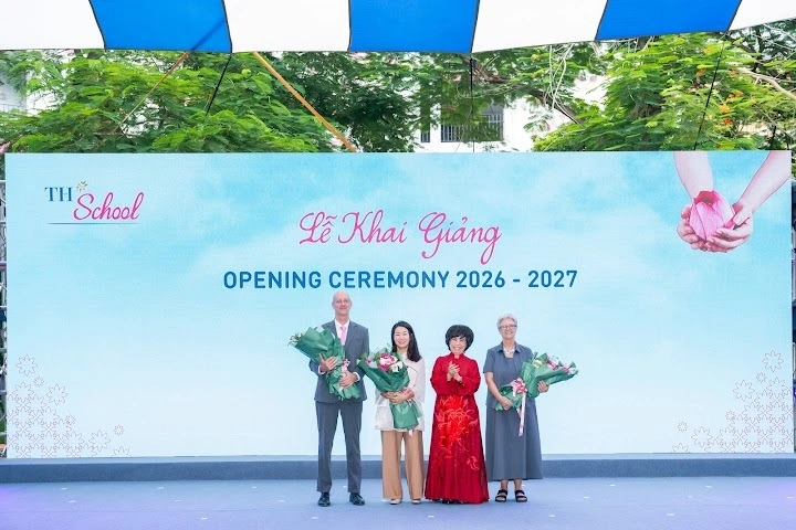 Anh hùng Lao động Thái Hương, Nhà sáng lập TH School tặng hoa cho Ban Lãnh đạo nhà trường.