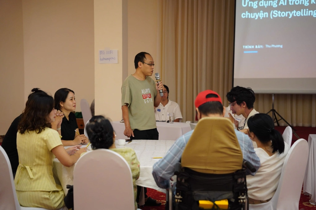 Một học viên chia sẻ trải nghiệm trong buổi tập huấn ứng dụng AI.