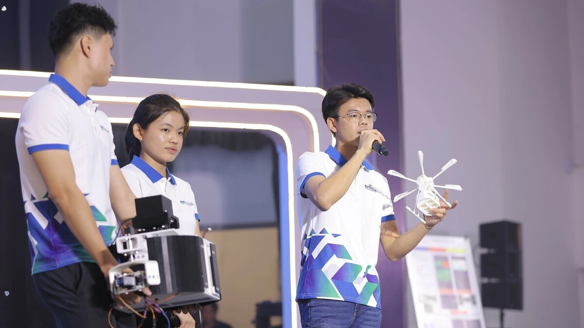 Sinh viên quốc tế 'đổ bộ' cuộc thi khoa học kỹ thuật của Bách khoa TP HCM