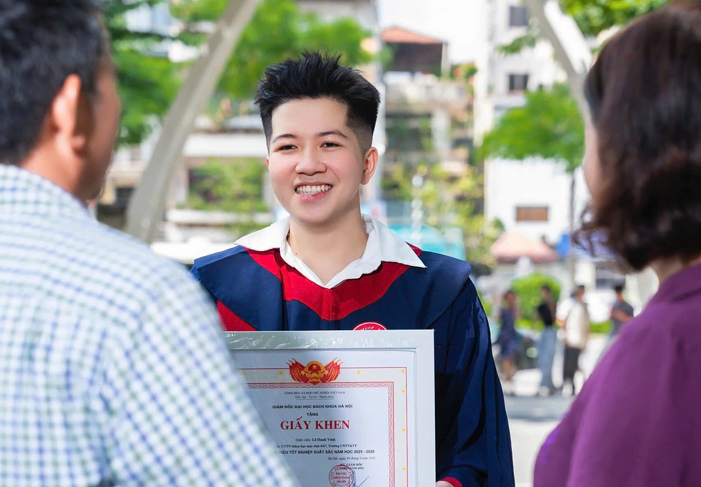 Lê Danh Vinh cùng bố mẹ trong ngày tốt nghiệp.