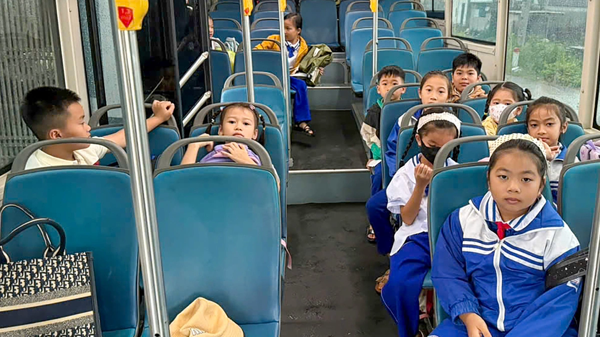 11 học sinh đến trường sau hơn một tuần bị 'ngăn cản'
