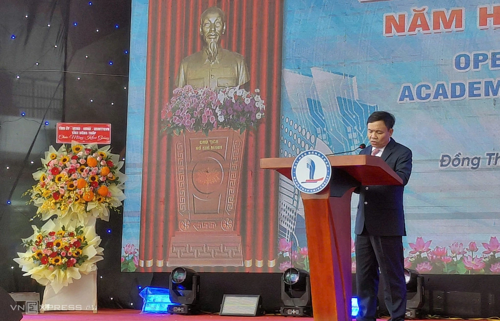 Ông Phan Văn Thắng, Phó bí thư Thường trực Tỉnh ủy Đồng Tháp, phát biểu tại lễ khai giảng.
