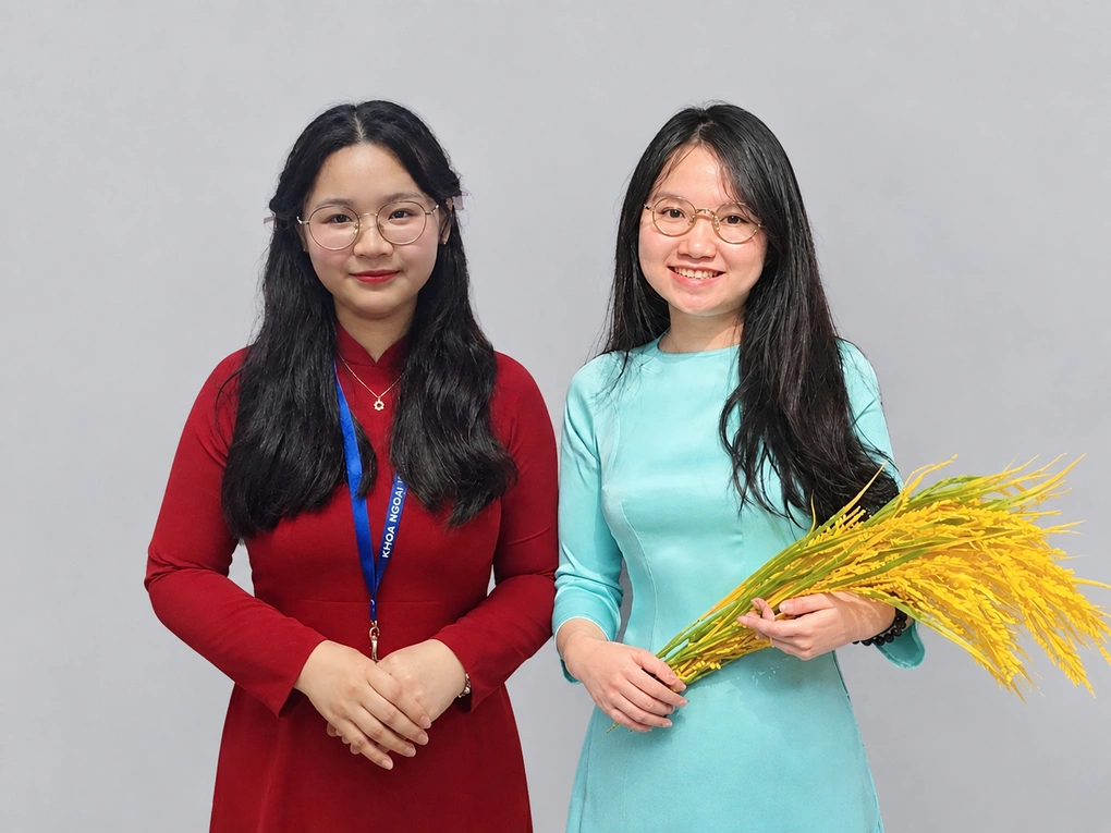 Thanh Trúc (trái) và Kim Ngân (phải) cùng tốt nghiệp thủ khoa trường Đại học Sài Gòn.