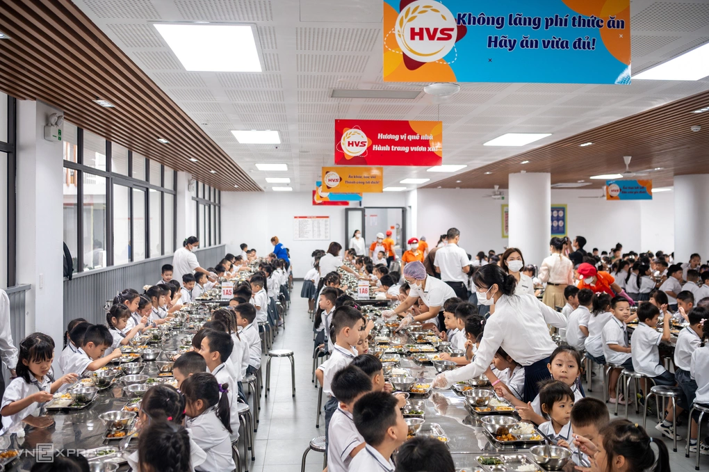 Bữa ăn bán trú tại trường Tiểu học Chu Văn An, phường Việt Hưng, Hà Nội, tháng 9/2026.