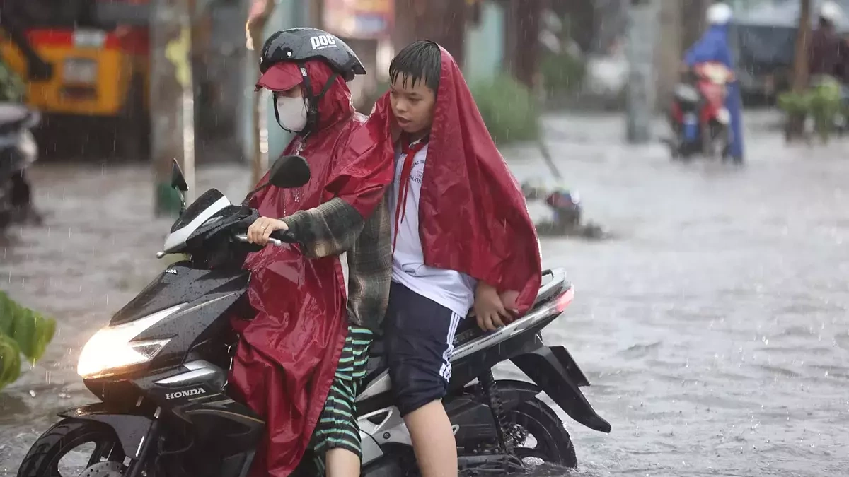 Hiệu trưởng viết tâm thư gửi học trò sau cơn 'mưa như trút'
