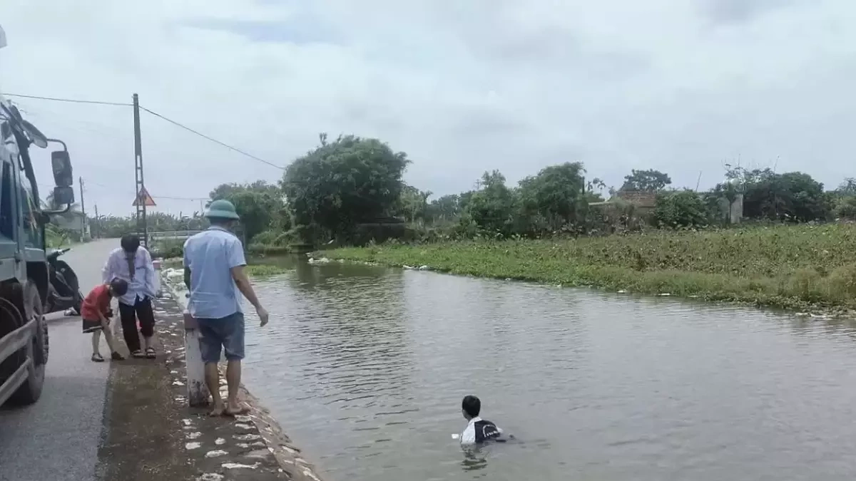 Nam sinh lao xuống sông cứu hai em nhỏ dù không biết bơi